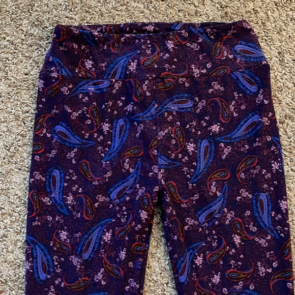 Lularoe leggings barely worn 💜 - Picture 2 of 2